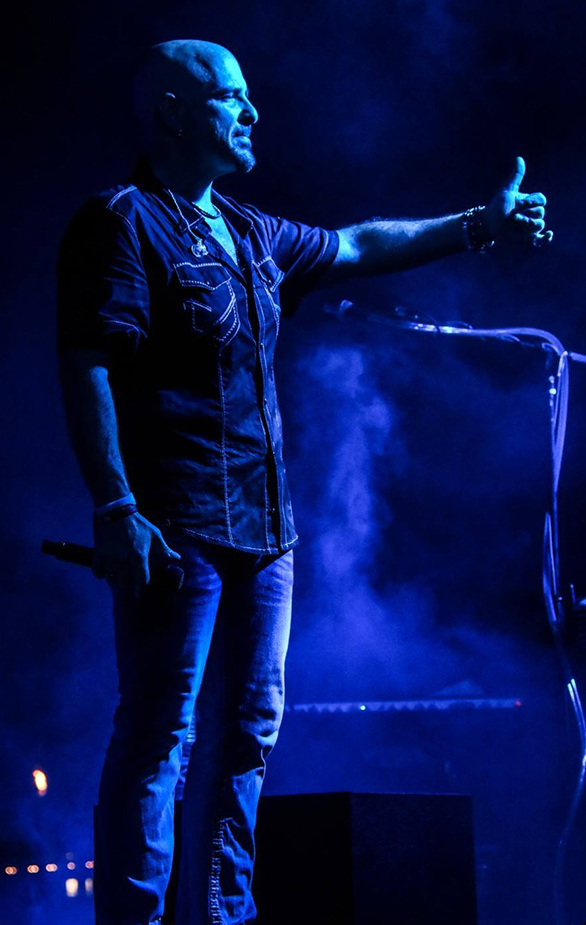 Dave Mikulskis performing live
